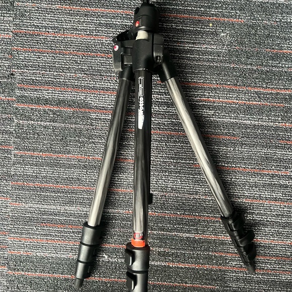 Momfrotto Carbon Fiber Tripod - Picture 2 of 6